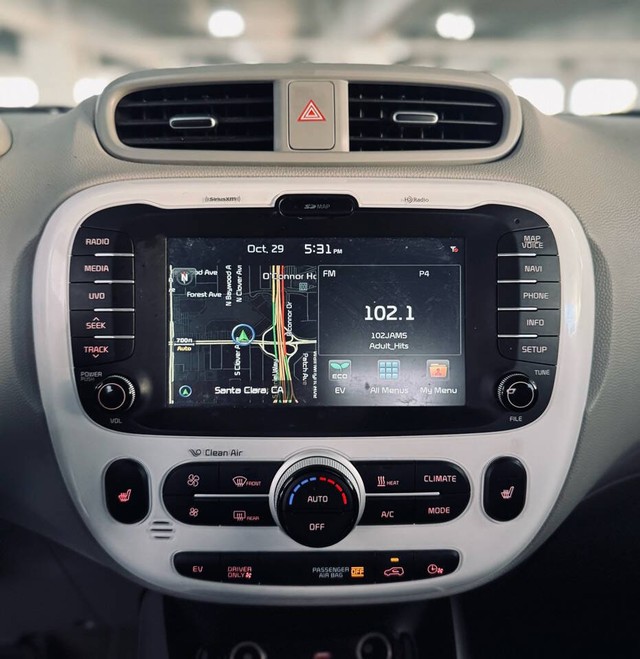 Kia Soul EV Vehicle Full-screen Gallery Image 21