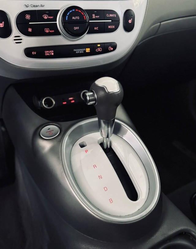 Kia Soul EV Vehicle Full-screen Gallery Image 24