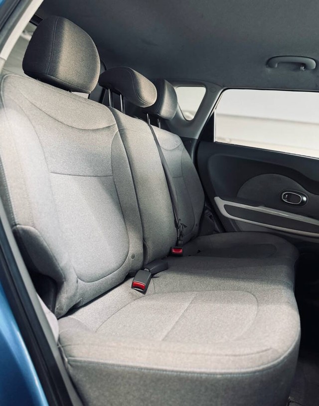 Kia Soul EV Vehicle Full-screen Gallery Image 28