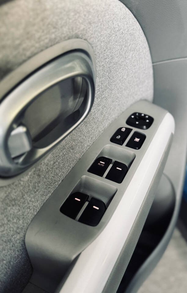 Kia Soul EV Vehicle Full-screen Gallery Image 31