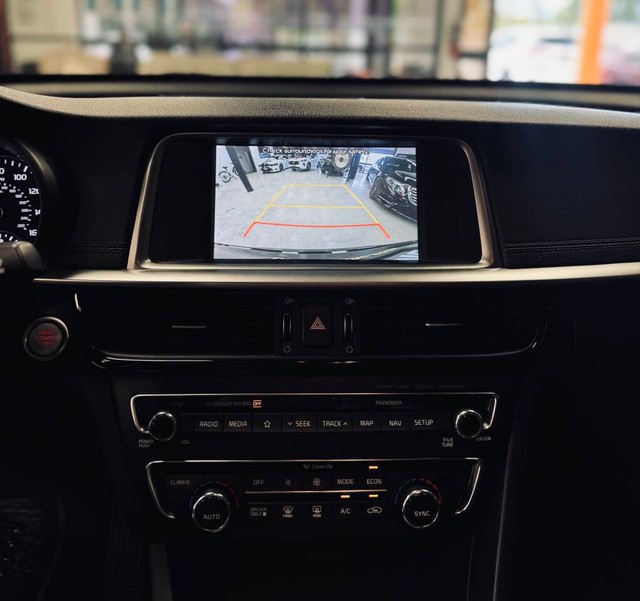 Kia Optima Plug-In Hybrid Vehicle Full-screen Gallery Image 10