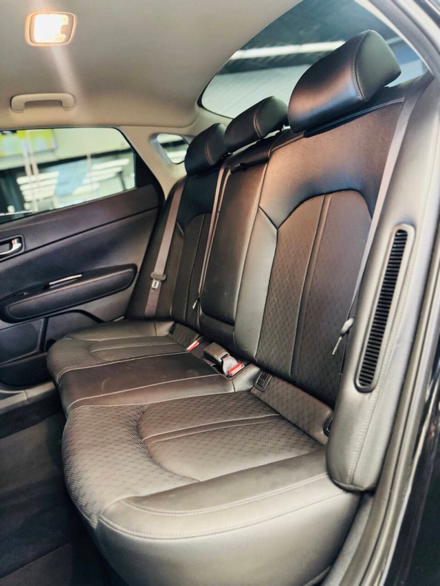 Kia Optima Plug-In Hybrid Vehicle Full-screen Gallery Image 15