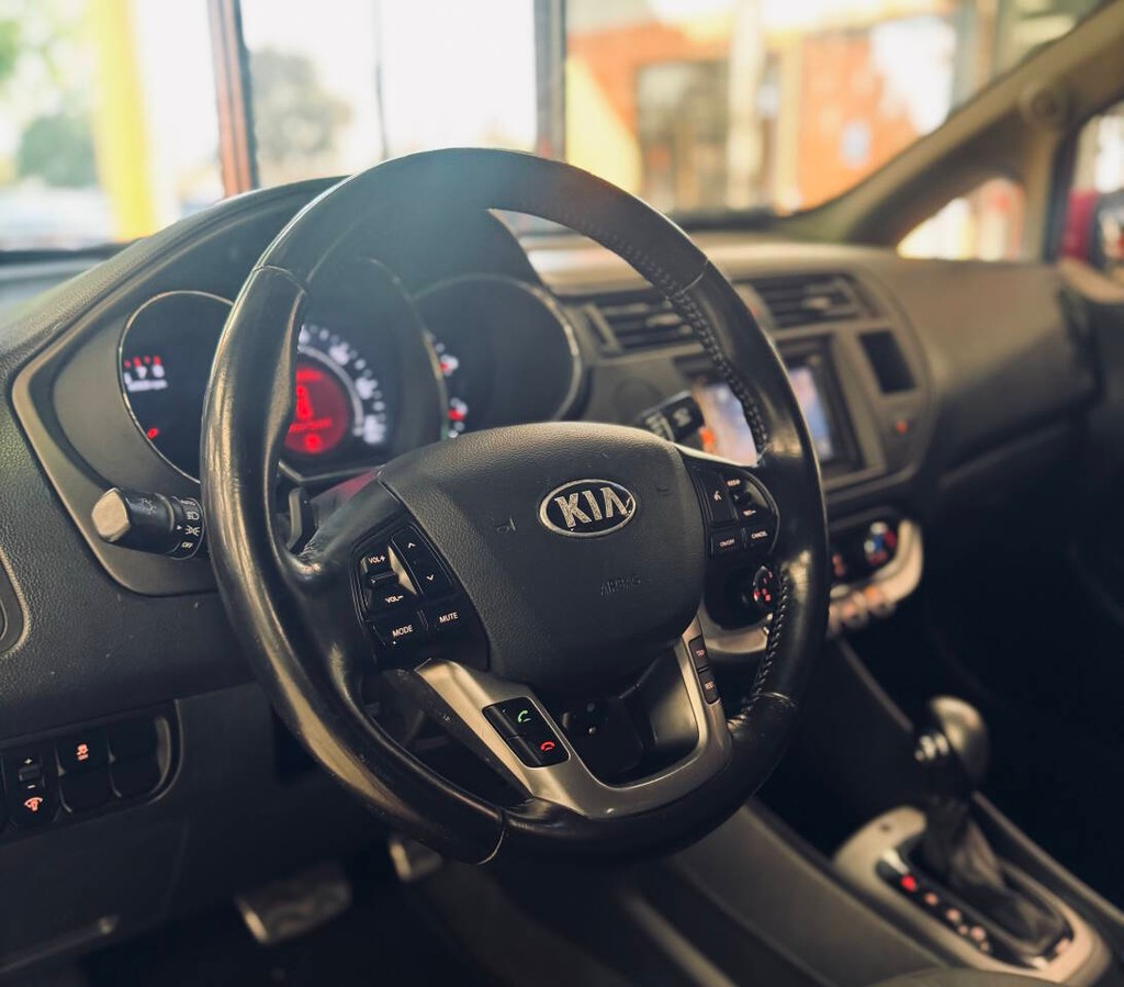 Kia Rio Vehicle Full-screen Gallery Image 08