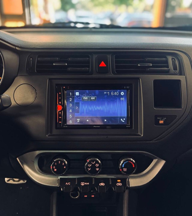Kia Rio Vehicle Full-screen Gallery Image 09