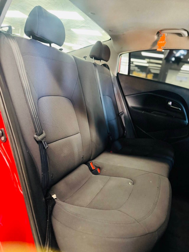 Kia Rio Vehicle Full-screen Gallery Image 13