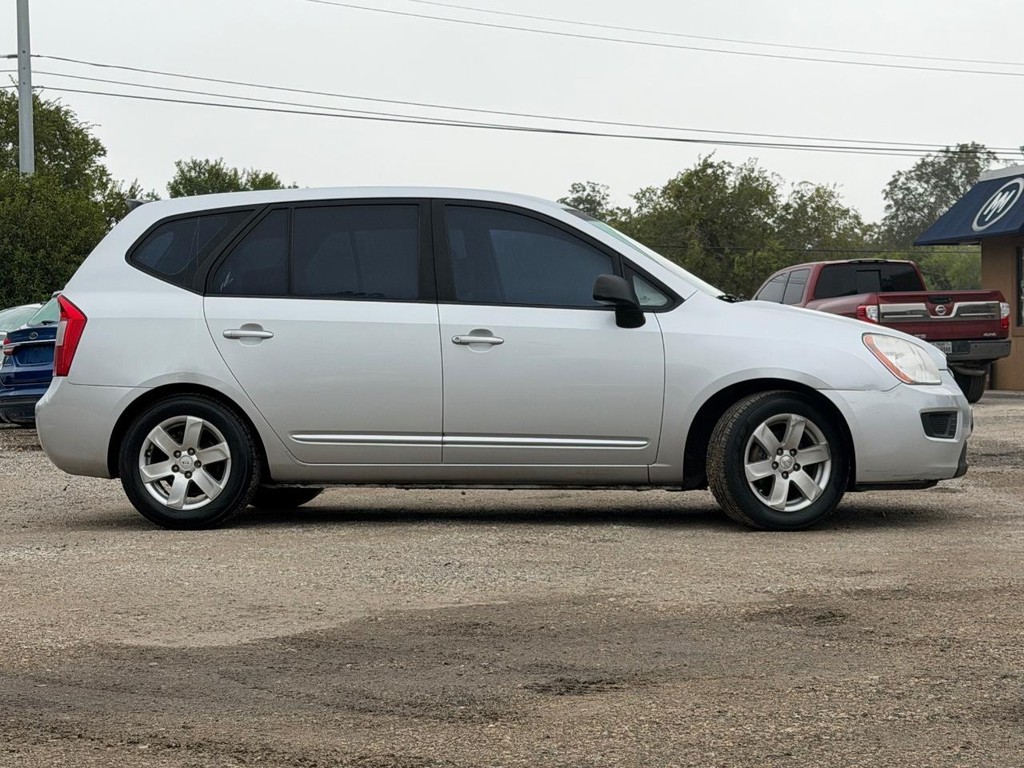 Kia Rondo Vehicle Full-screen Gallery Image 2