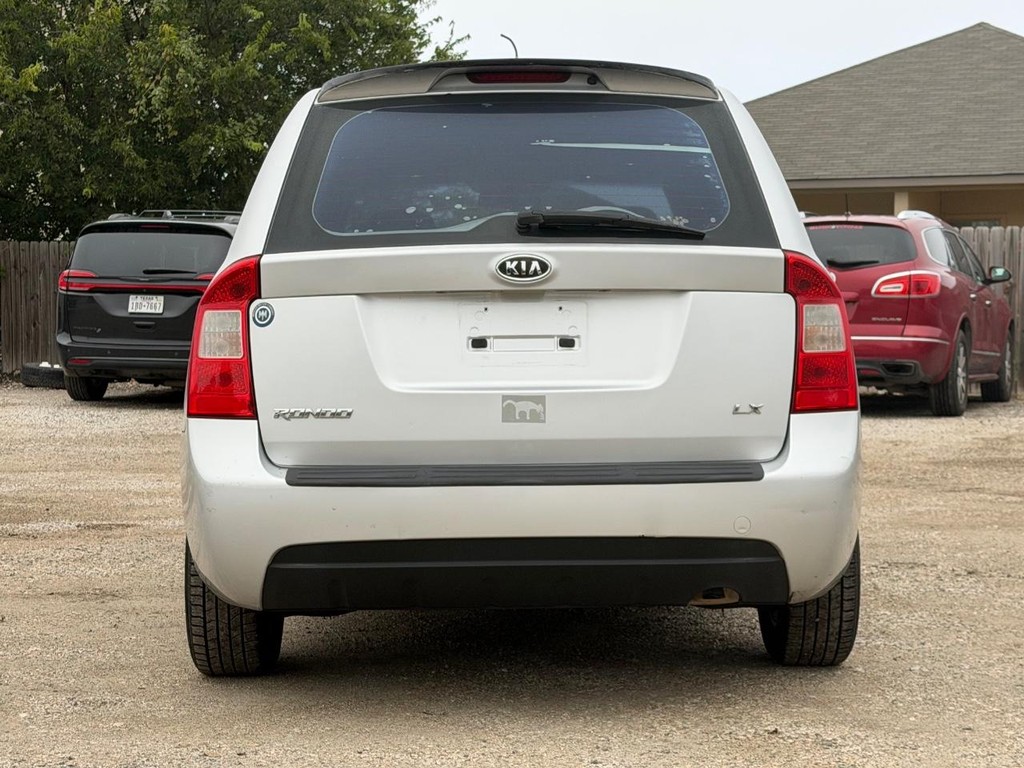 Kia Rondo Vehicle Full-screen Gallery Image 4