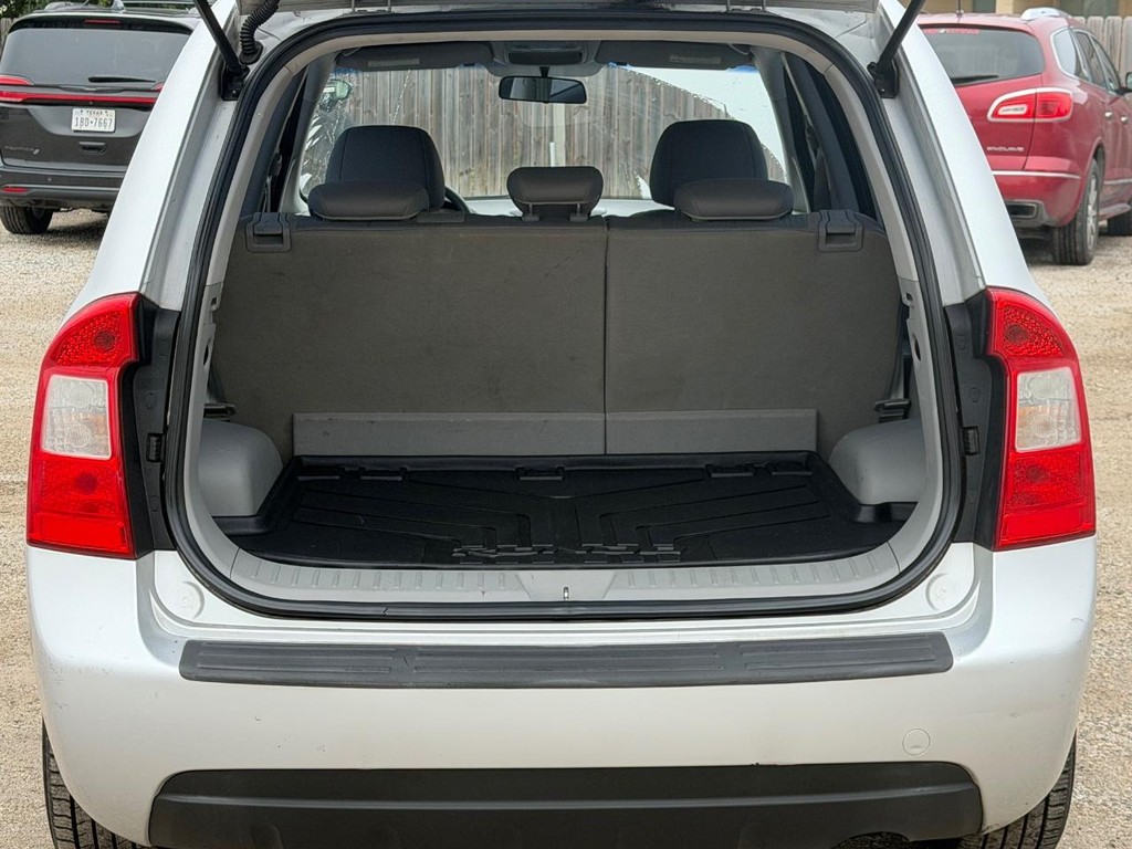 Kia Rondo Vehicle Full-screen Gallery Image 5