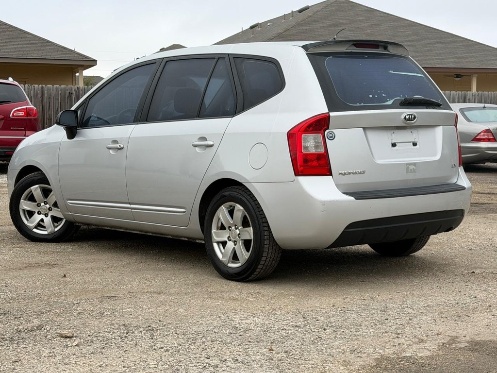 Kia Rondo Vehicle Full-screen Gallery Image 6