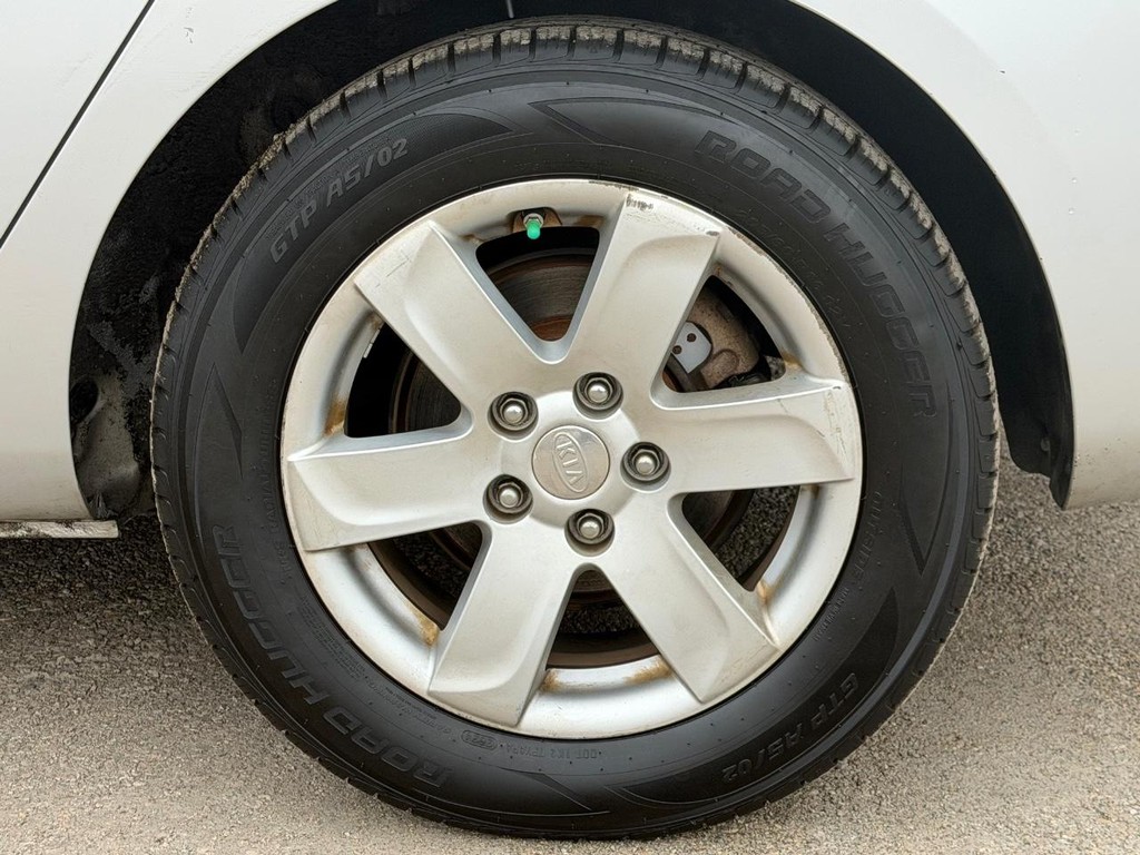 Kia Rondo Vehicle Full-screen Gallery Image 7