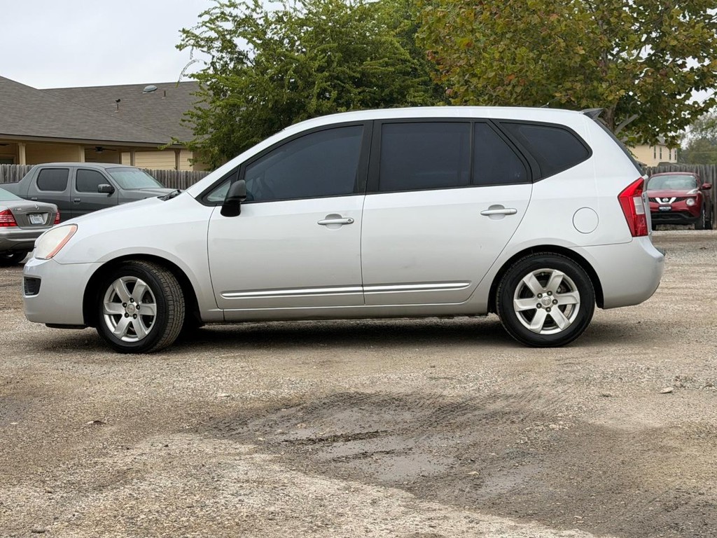 Kia Rondo Vehicle Full-screen Gallery Image 8