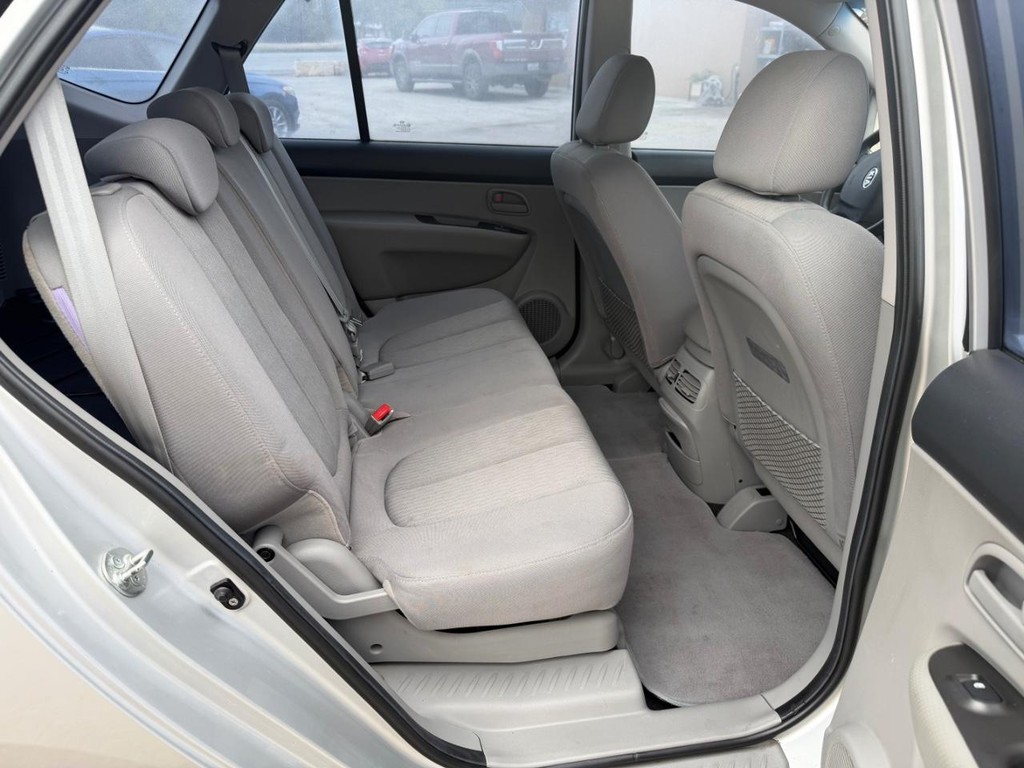 Kia Rondo Vehicle Full-screen Gallery Image 11