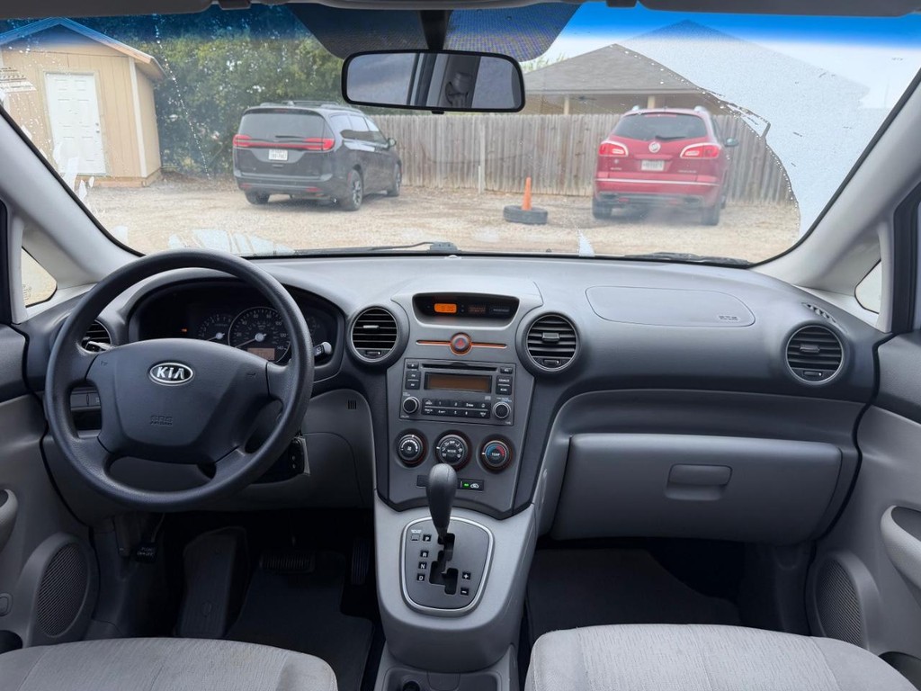 Kia Rondo Vehicle Full-screen Gallery Image 12