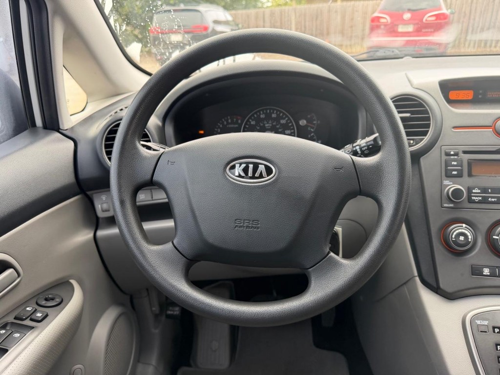 Kia Rondo Vehicle Full-screen Gallery Image 13