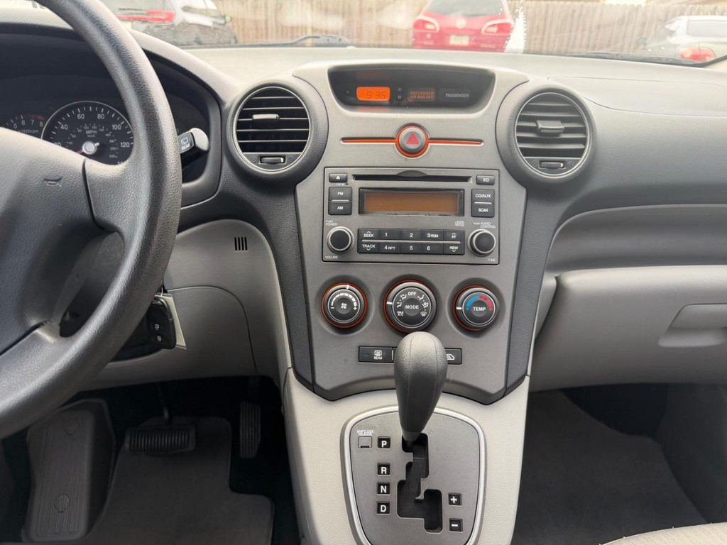 Kia Rondo Vehicle Full-screen Gallery Image 14