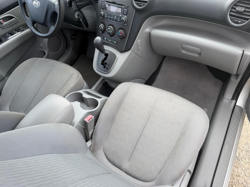 Kia Rondo Vehicle Full-screen Gallery Image 15