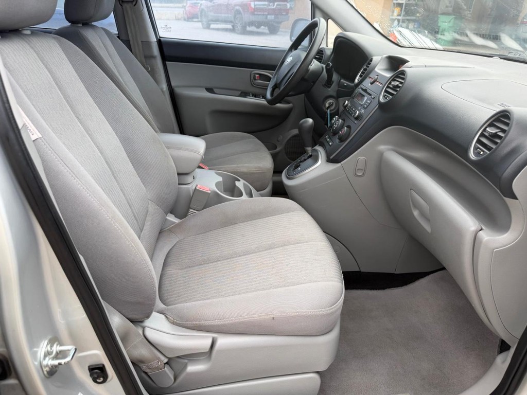 Kia Rondo Vehicle Full-screen Gallery Image 16