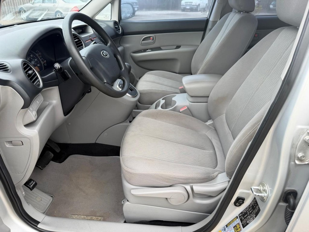 Kia Rondo Vehicle Full-screen Gallery Image 17