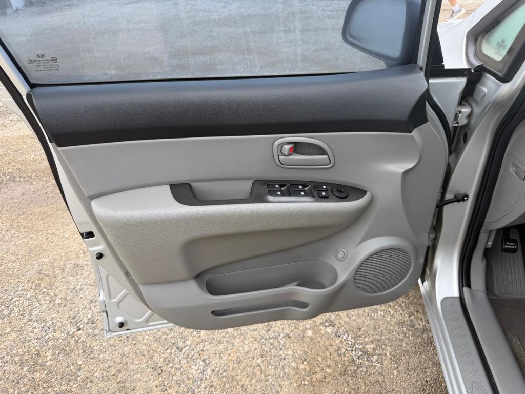 Kia Rondo Vehicle Full-screen Gallery Image 18