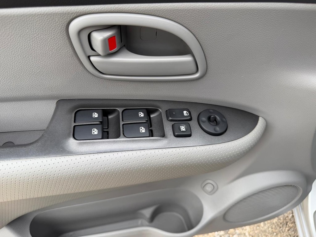 Kia Rondo Vehicle Full-screen Gallery Image 19