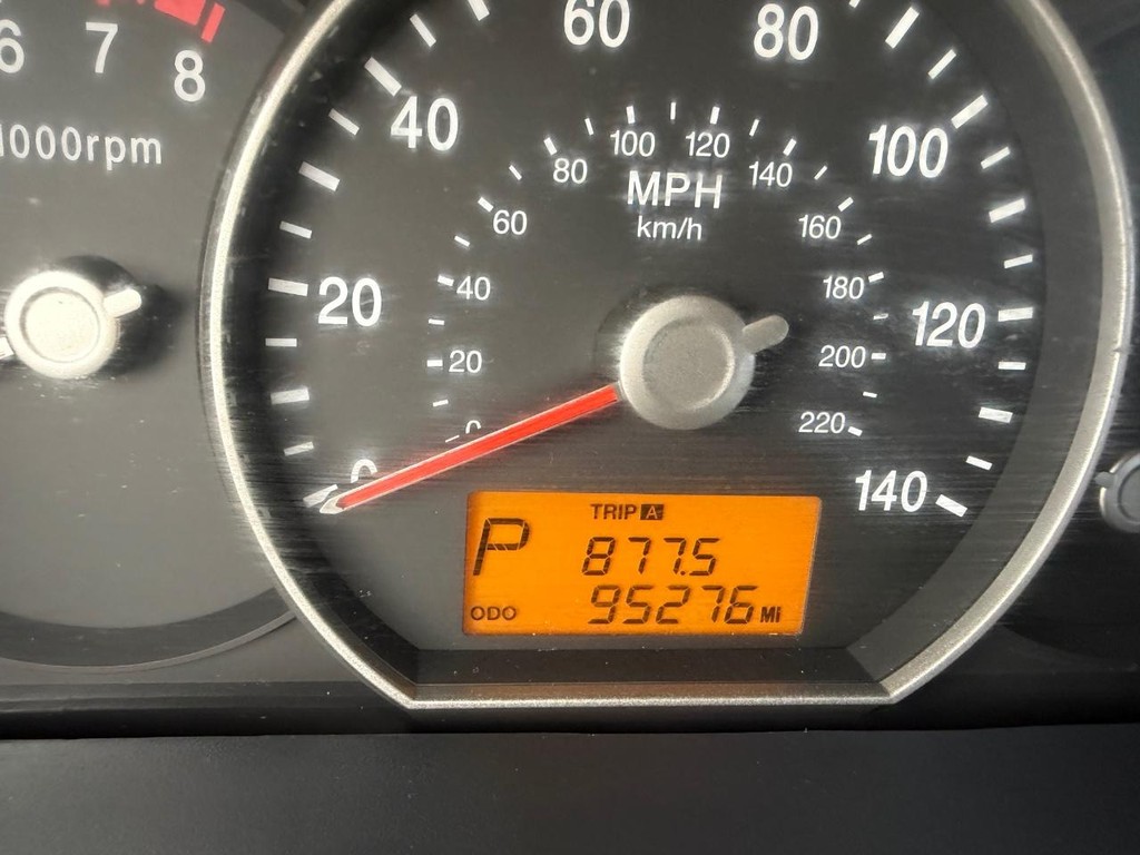 Kia Rondo Vehicle Full-screen Gallery Image 20