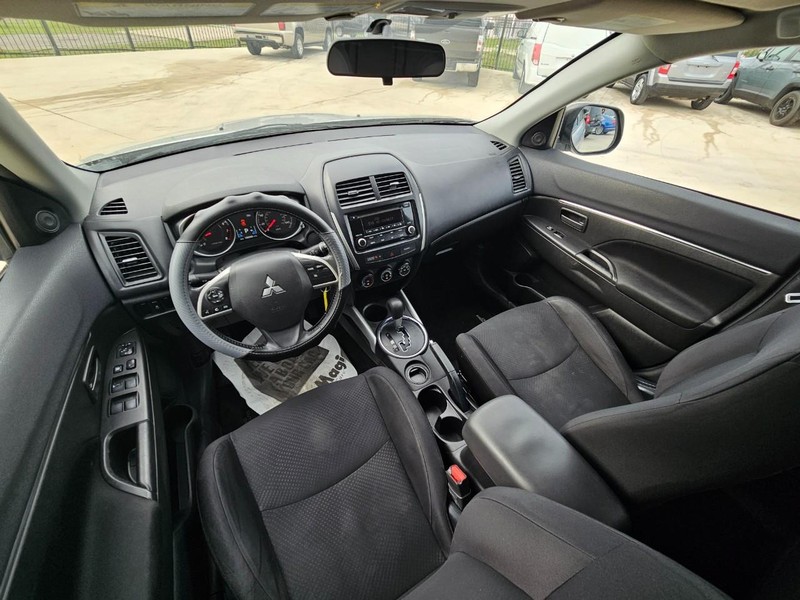 Mitsubishi Outlander Sport Vehicle Image 16