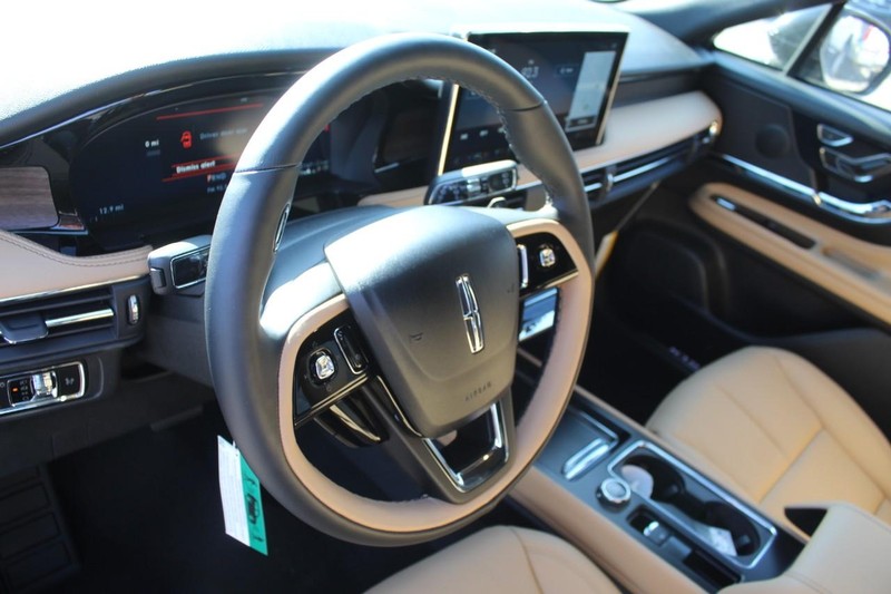 Lincoln Corsair Vehicle Full-screen Gallery Image 15