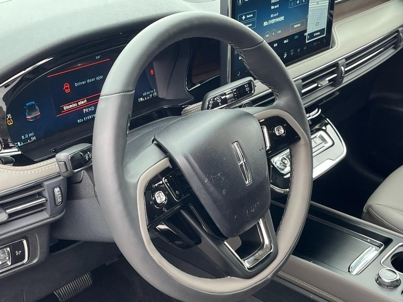 Lincoln Corsair Vehicle Full-screen Gallery Image 15