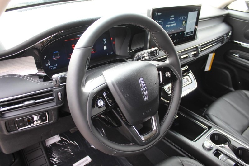 Lincoln Corsair Vehicle Full-screen Gallery Image 15