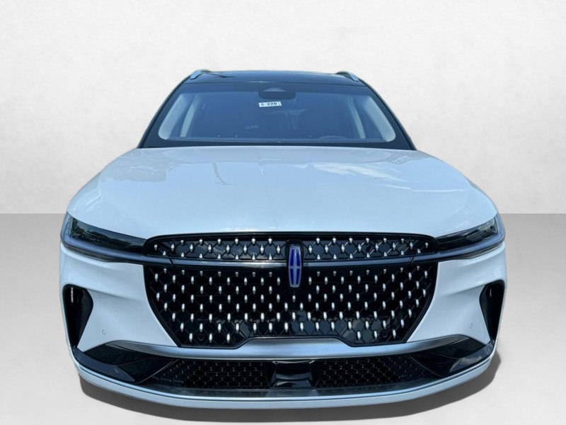 Lincoln Nautilus Vehicle Full-screen Gallery Image 02