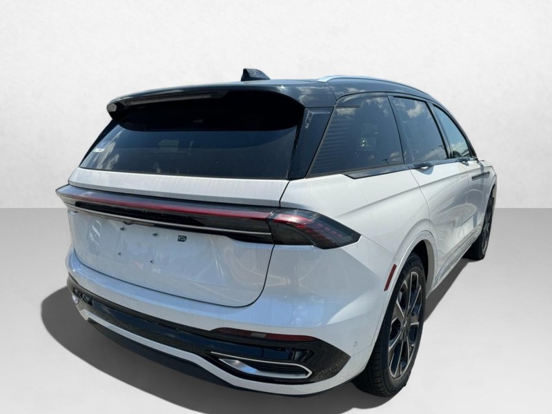 Lincoln Nautilus Vehicle Full-screen Gallery Image 05