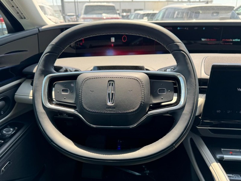 Lincoln Nautilus Vehicle Full-screen Gallery Image 10