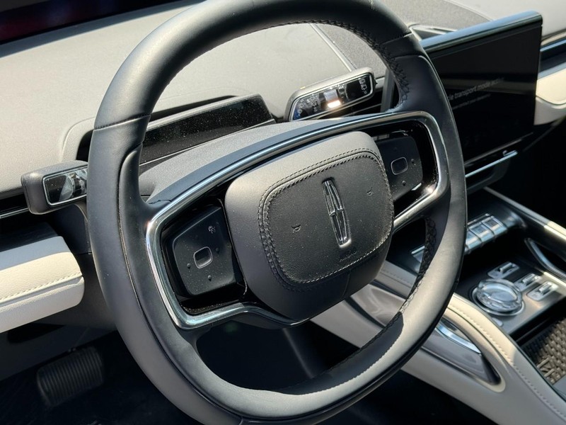 Lincoln Nautilus Vehicle Full-screen Gallery Image 15
