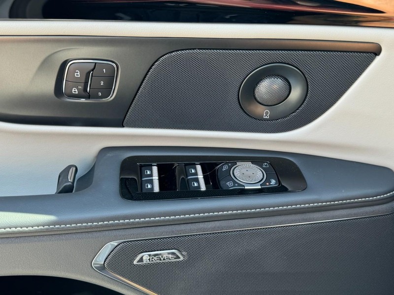Lincoln Nautilus Vehicle Full-screen Gallery Image 25