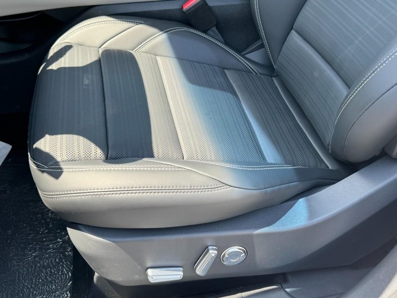 Lincoln Nautilus Vehicle Full-screen Gallery Image 26