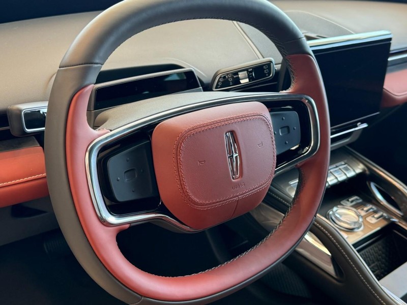 Lincoln Nautilus Vehicle Full-screen Gallery Image 10