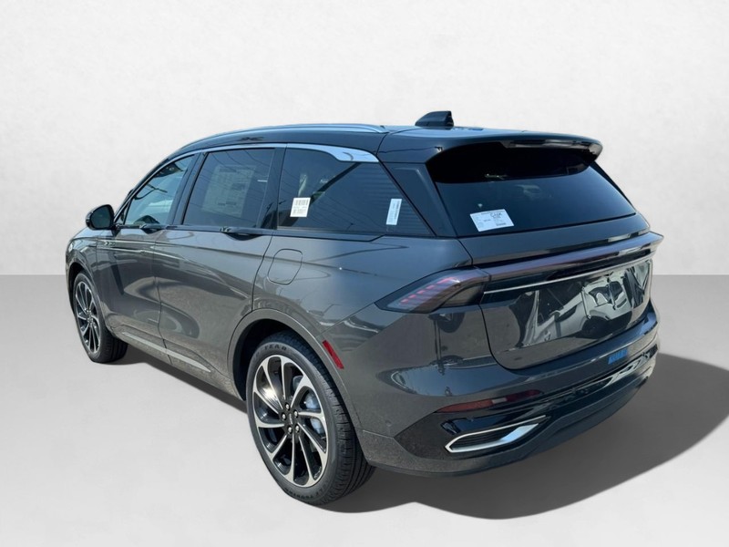 Lincoln Nautilus Vehicle Full-screen Gallery Image 07