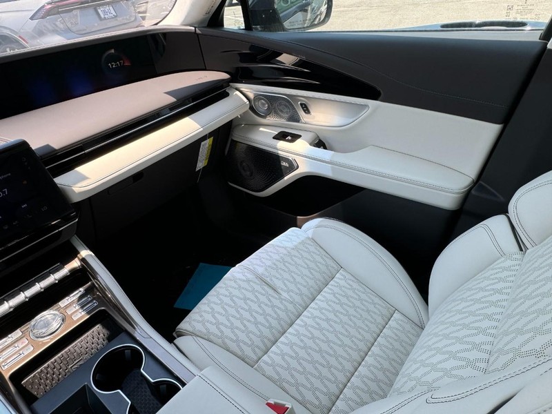 Lincoln Nautilus Vehicle Full-screen Gallery Image 11