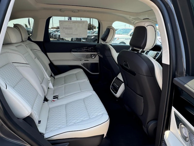 Lincoln Nautilus Vehicle Full-screen Gallery Image 13
