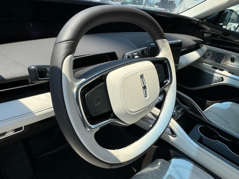 Lincoln Nautilus Vehicle Full-screen Gallery Image 15