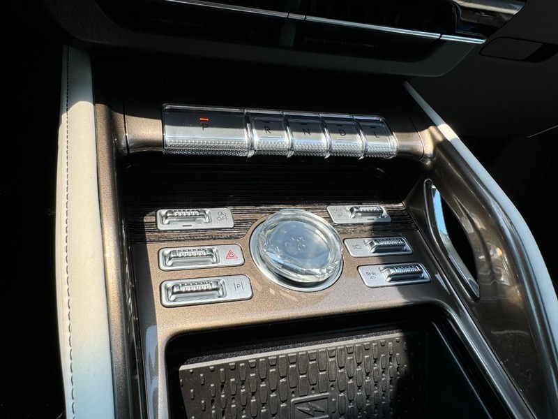 Lincoln Nautilus Vehicle Full-screen Gallery Image 17