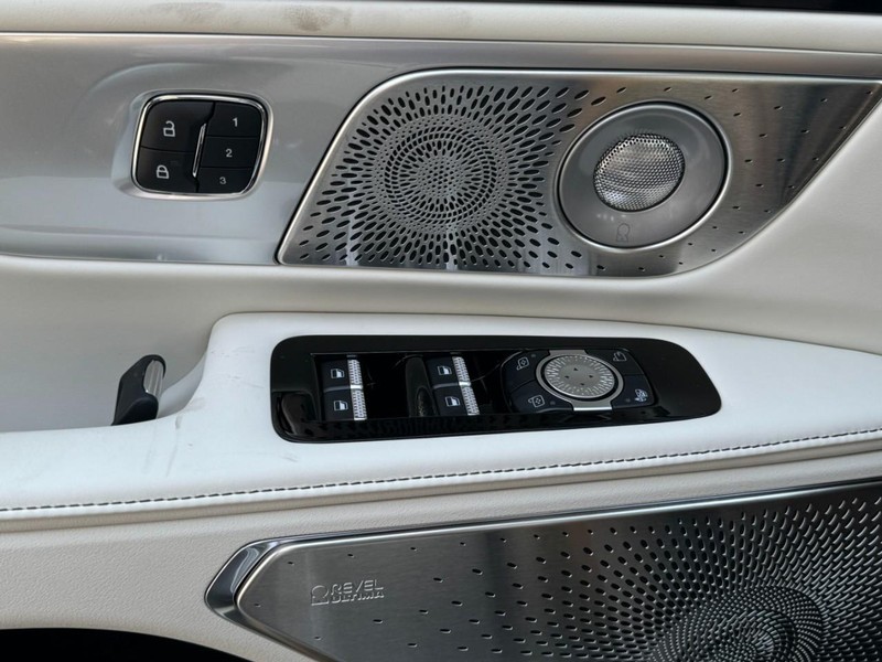 Lincoln Nautilus Vehicle Full-screen Gallery Image 25