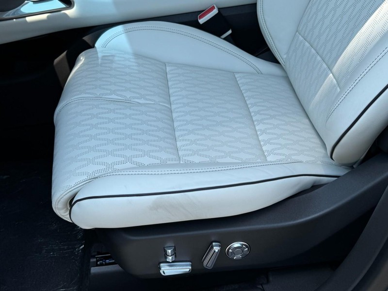Lincoln Nautilus Vehicle Full-screen Gallery Image 26