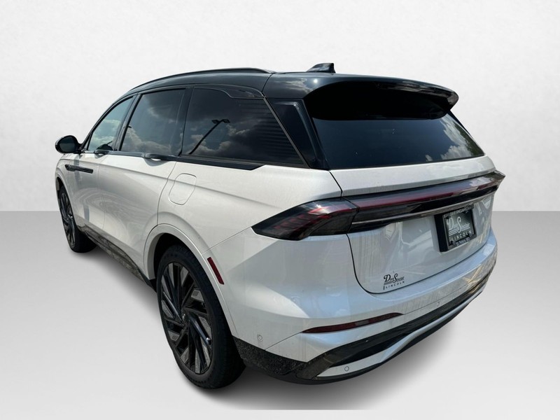 Lincoln Nautilus Vehicle Full-screen Gallery Image 07