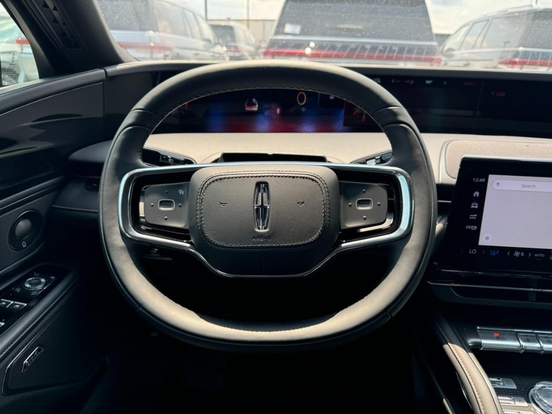 Lincoln Nautilus Vehicle Full-screen Gallery Image 10