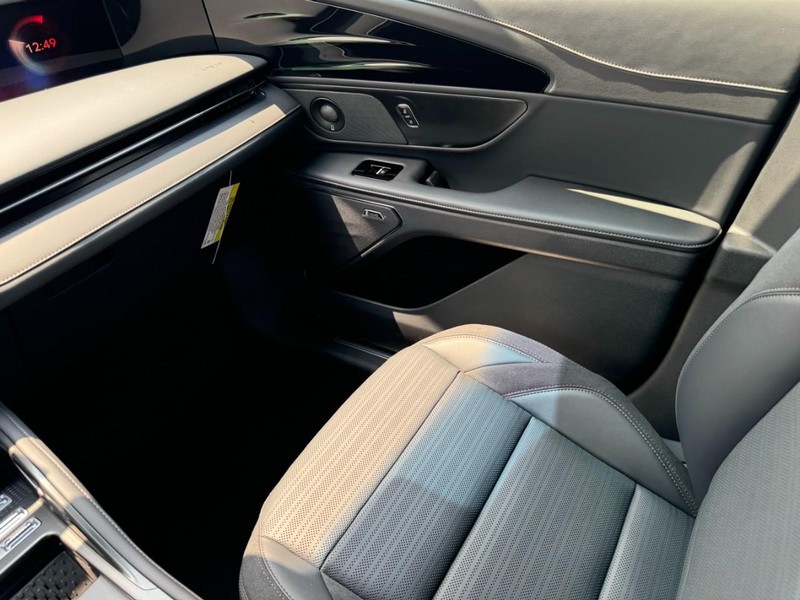Lincoln Nautilus Vehicle Full-screen Gallery Image 11