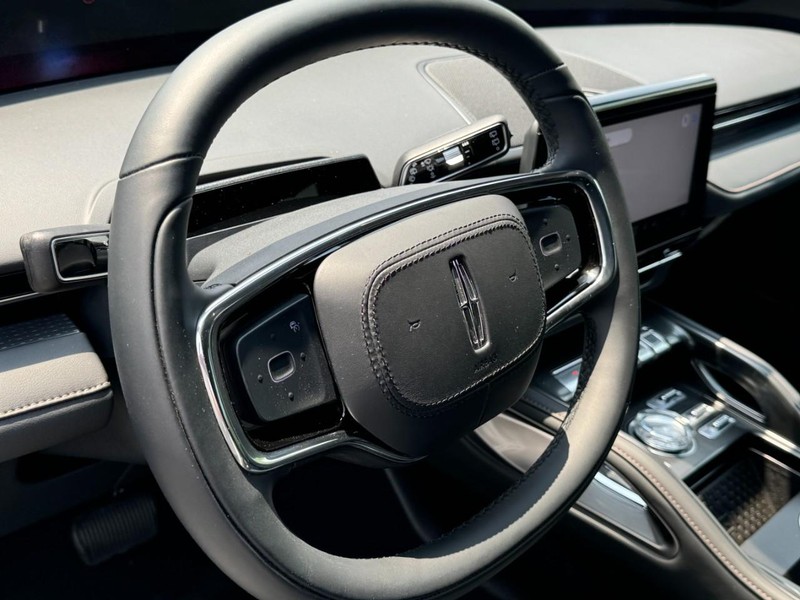 Lincoln Nautilus Vehicle Full-screen Gallery Image 13