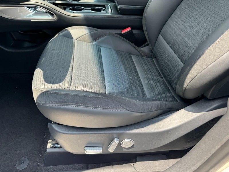 Lincoln Nautilus Vehicle Full-screen Gallery Image 24