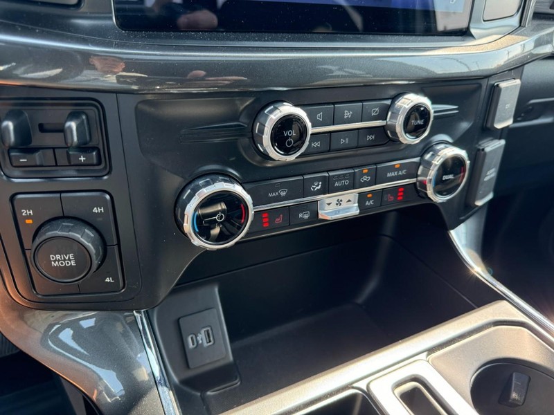 Ford F-150 Vehicle Full-screen Gallery Image 17