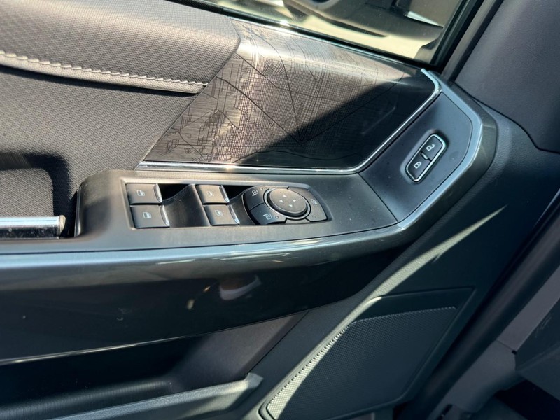 Ford F-150 Vehicle Full-screen Gallery Image 25